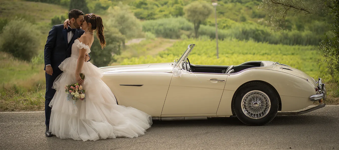 Matrimonio-stile-vintage-auto-sposi.webp