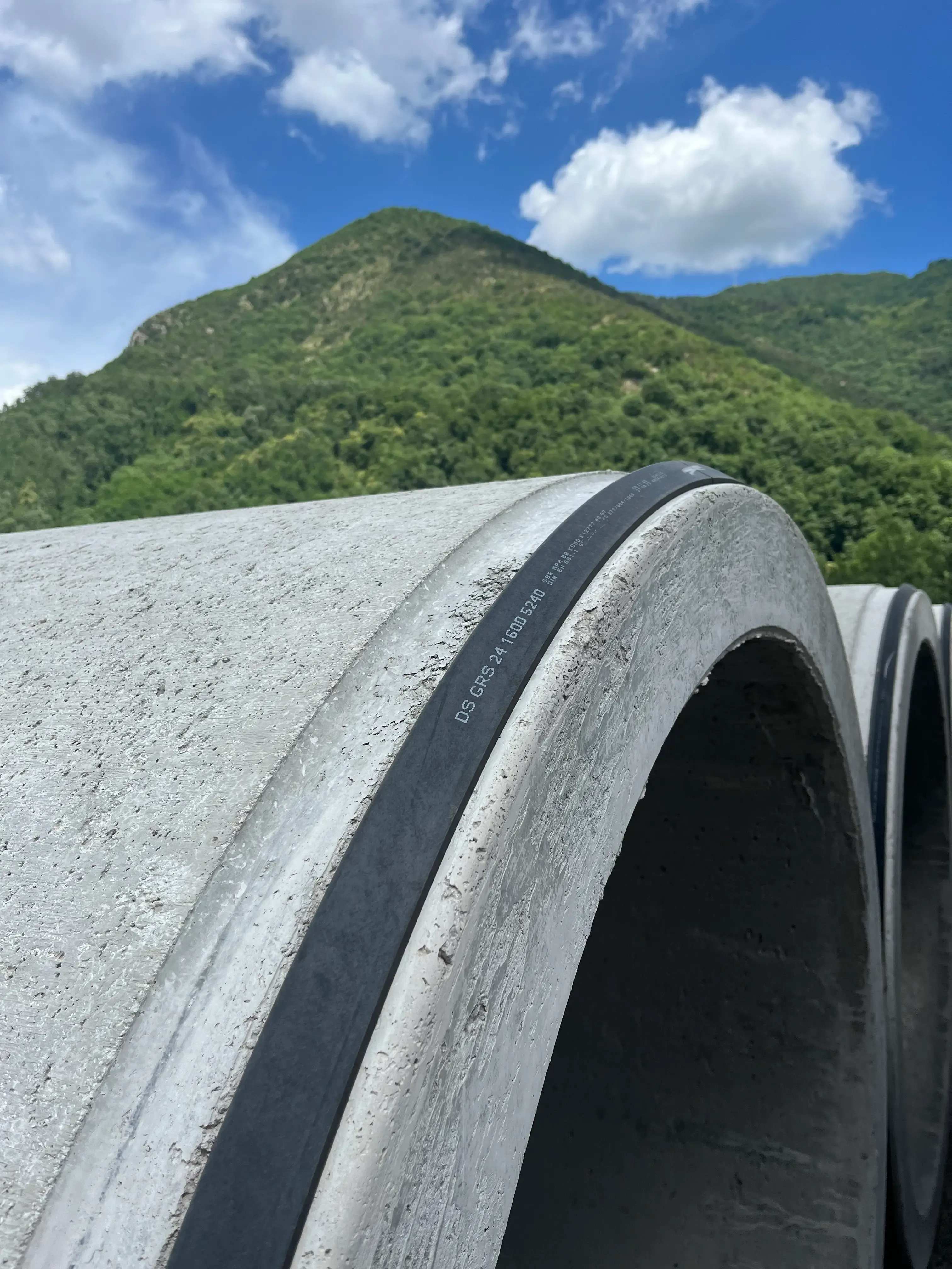 Foto per l'articolo Nuovo tubo in calcestruzzo armato per microtunnelling